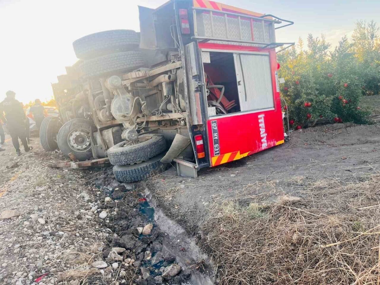 Antalya’da yangına giden itfaiye aracı devrildi: 2 yaralı Antalya’da yangına giden itfaiye aracı devrildi: 2 yaralı