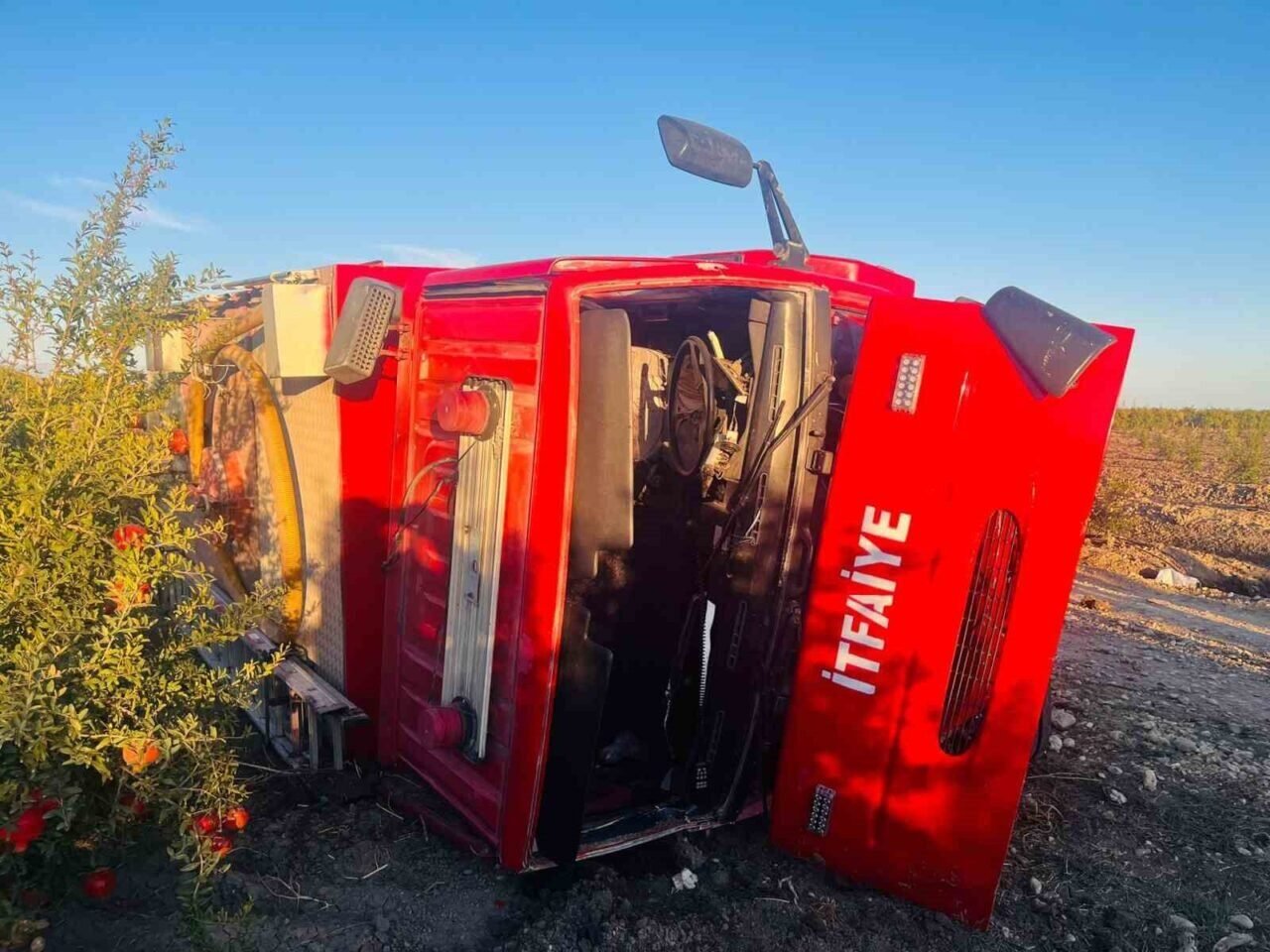 Antalya’da yangına giden itfaiye aracı devrildi: 2 yaralı