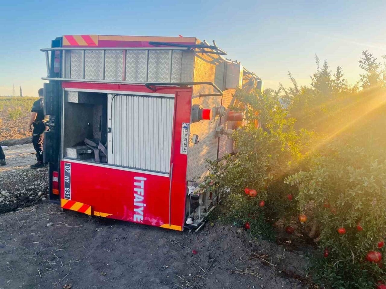 Antalya’da yangına giden itfaiye aracı devrildi: 2 yaralı