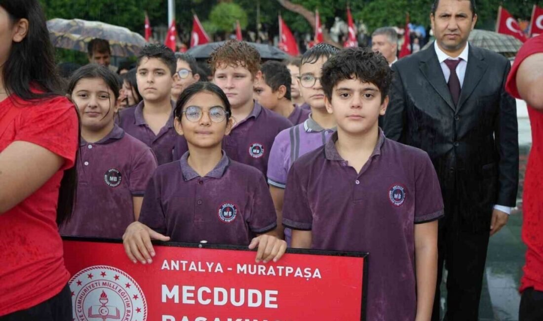 Antalyalılar 29 Ekim coşkusunu sağanak yağmur altında kutladı Antalya’da doluya dönen sağanak yağışa rağmen protokol, öğrenciler ve vatandaşlar,