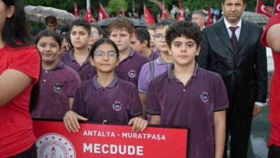 Antalya’da doluya dönen sağanak yağışa rağmen protokol, öğrenciler ve vatandaşlar,