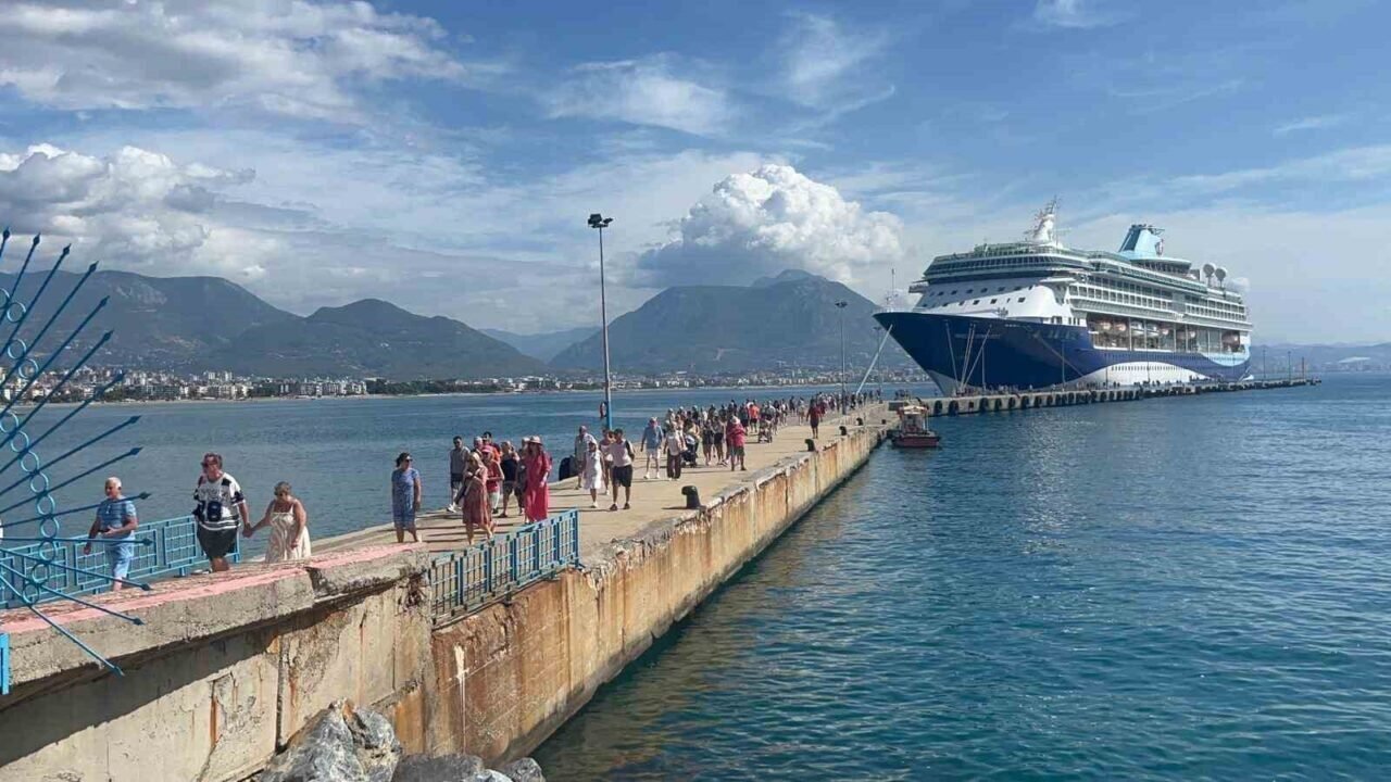 Antalya’ya turist akını devam ediyor: İngiliz turistleri taşıyan lüks kruvaziyer Alanya’ya demirledi