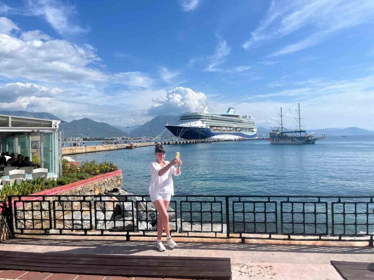 Antalya’ya turist akını devam ediyor: İngiliz turistleri taşıyan lüks kruvaziyer Alanya’ya demirledi