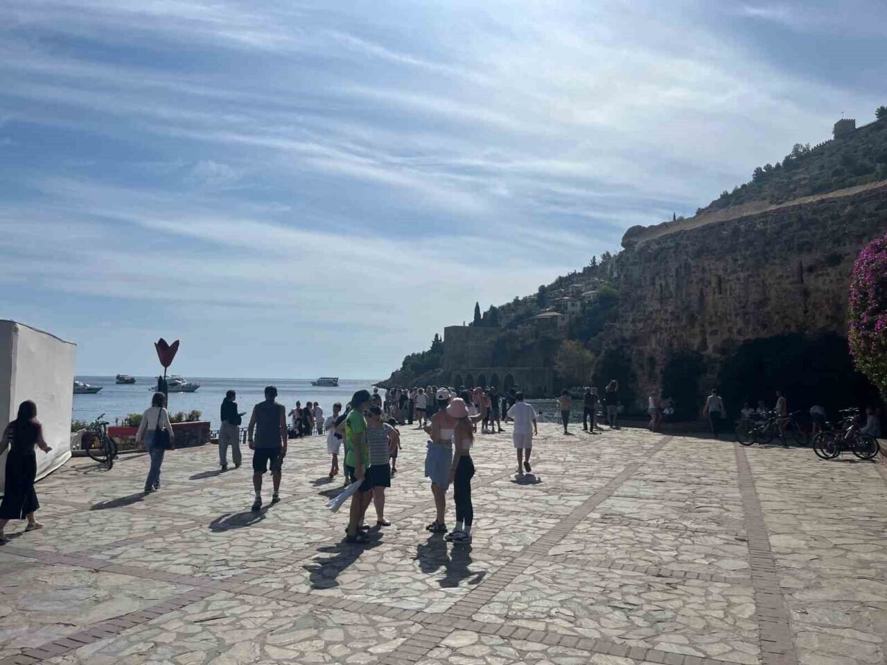 Antalya’ya turist akını devam ediyor: İngiliz turistleri taşıyan lüks kruvaziyer Alanya’ya demirledi