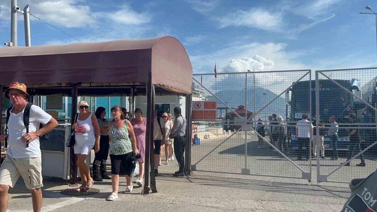 Antalya’ya turist akını devam ediyor: İngiliz turistleri taşıyan lüks kruvaziyer Alanya’ya demirledi Antalya’ya turist akını devam ediyor: İngiliz turistleri taşıyan lüks kruvaziyer Alanya’ya demirledi