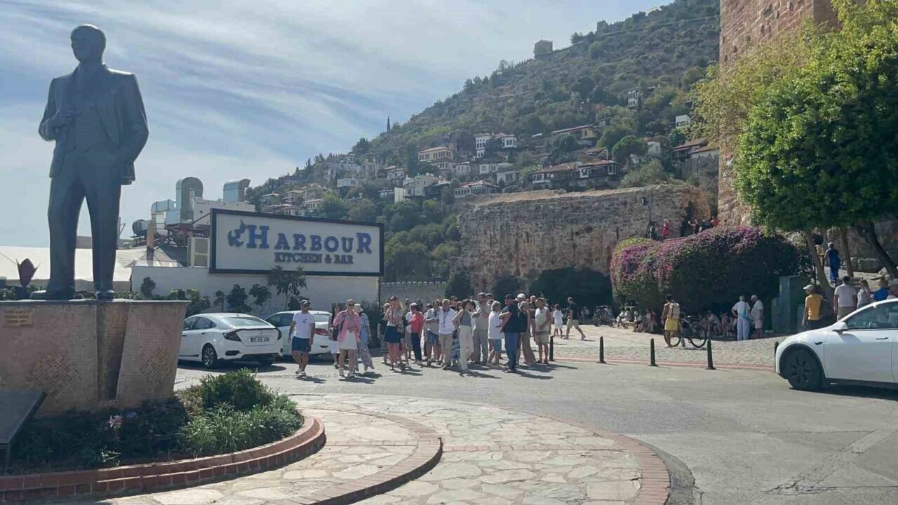 Antalya’ya turist akını devam ediyor: İngiliz turistleri taşıyan lüks kruvaziyer Alanya’ya demirledi