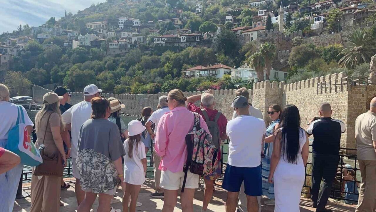 Antalya’ya turist akını devam ediyor: İngiliz turistleri taşıyan lüks kruvaziyer Alanya’ya demirledi
