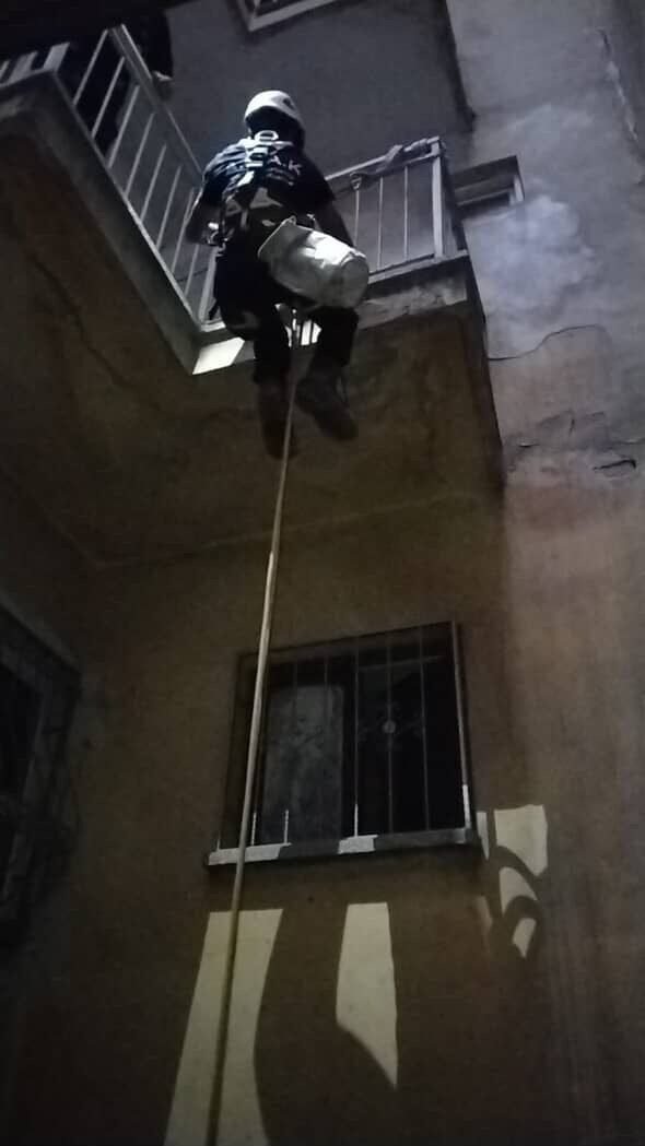 Apartman boşluğunda mahsur kalan yavru kedi kurtarıldı