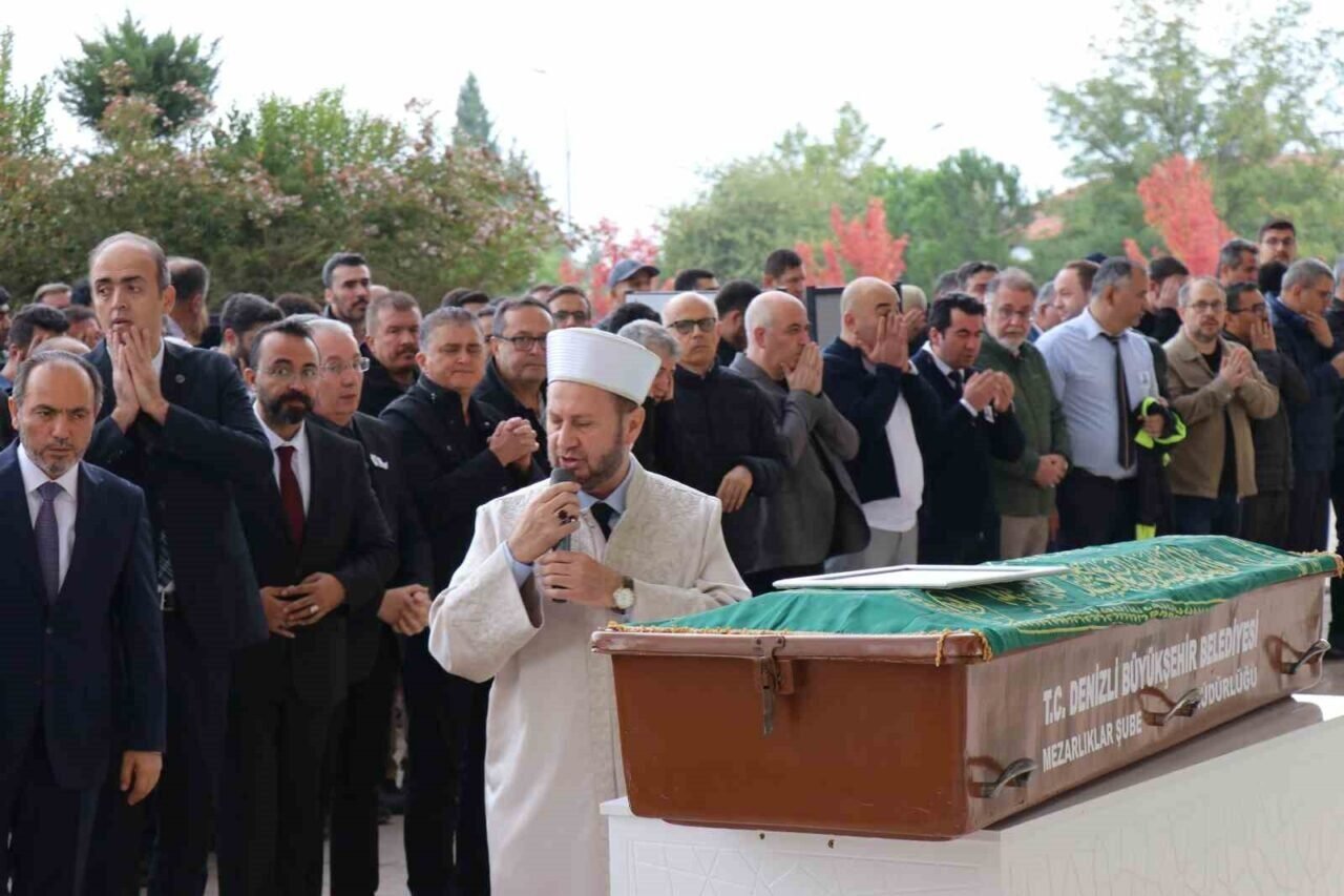 Araç kullanırken kalp krizi geçirerek hayatını kaybeden profesör son yolculuğuna uğurlandı Araç kullanırken kalp krizi geçirerek hayatını kaybeden profesör son yolculuğuna uğurlandı