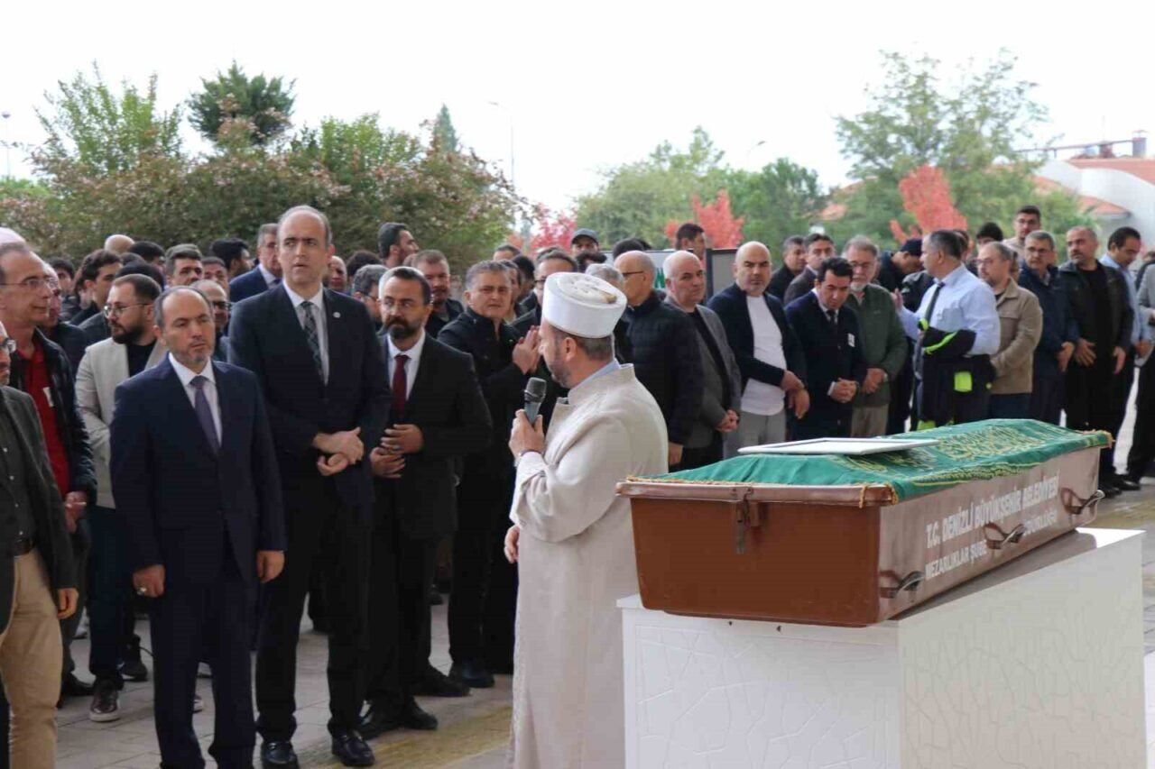 Araç kullanırken kalp krizi geçirerek hayatını kaybeden profesör son yolculuğuna uğurlandı