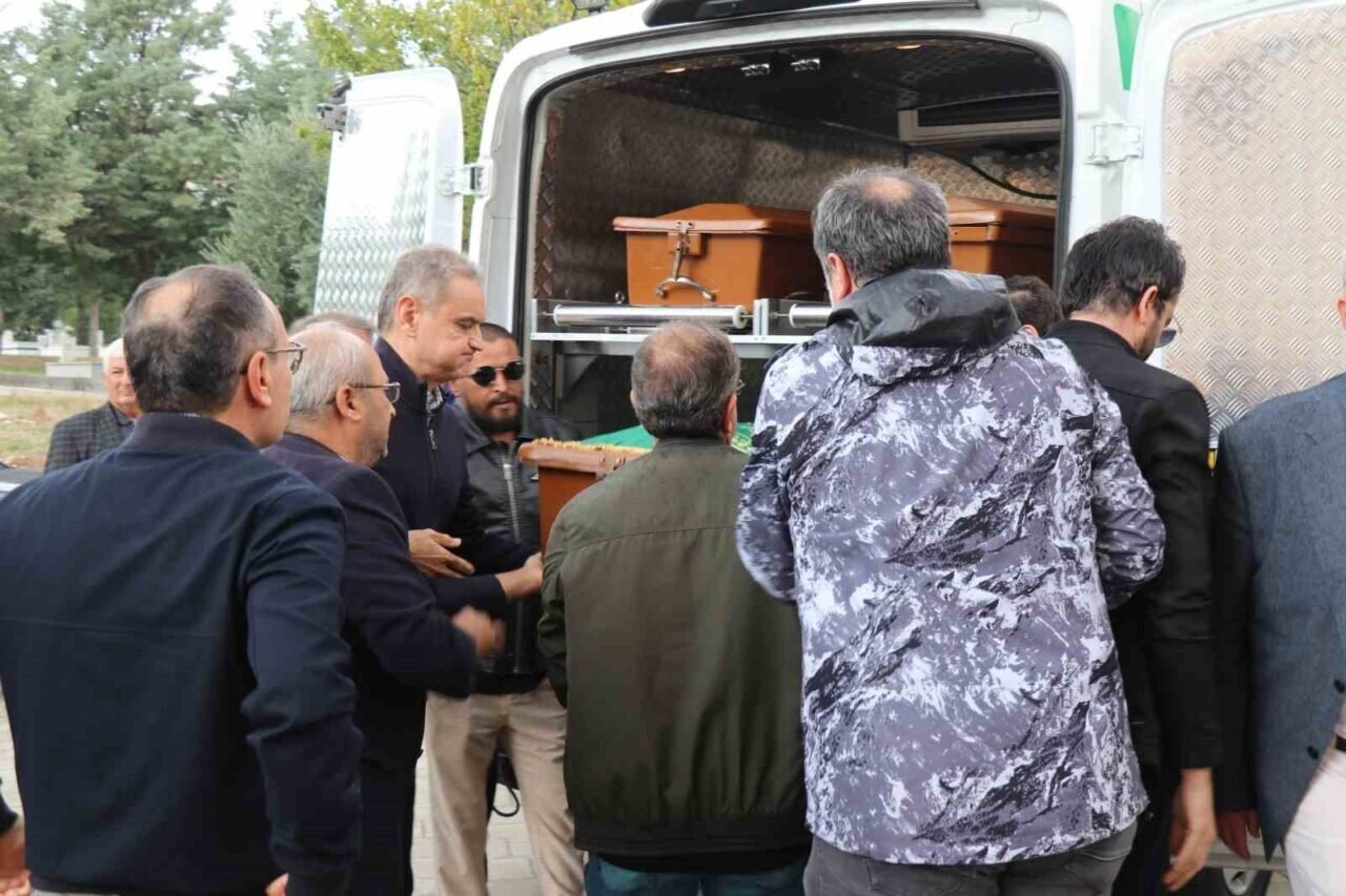 Araç kullanırken kalp krizi geçirerek hayatını kaybeden profesör son yolculuğuna uğurlandı