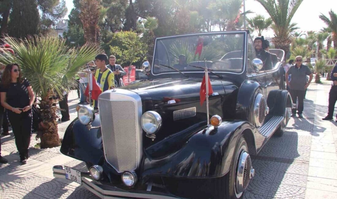 Atatürk’ün makam aracının aynısı Turgutlu’da ilgi odağı oldu Turgutlu’da bugün gerçekleştirilen 29 Ekim Cumhuriyet Bayramı kutlamaları kapsamında Gazi