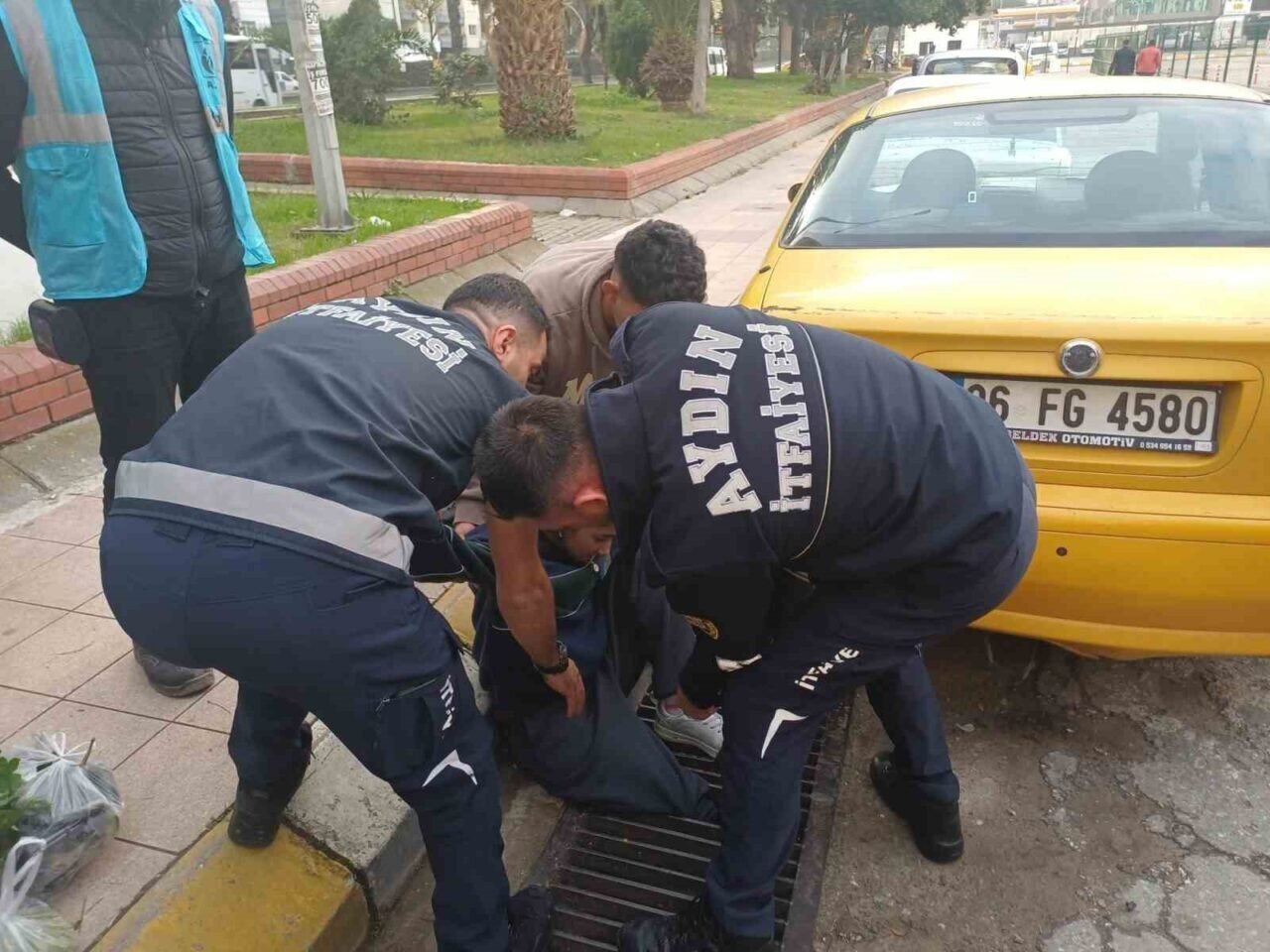Ayağı mazgala sıkışan şahsı itfaiye ekipleri kurtardı