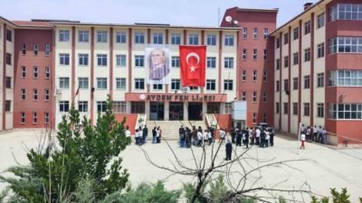 DENİZLİ (İHA) – Denizli’de İngilizce öğretmenleri Talya Kavas ve Selin