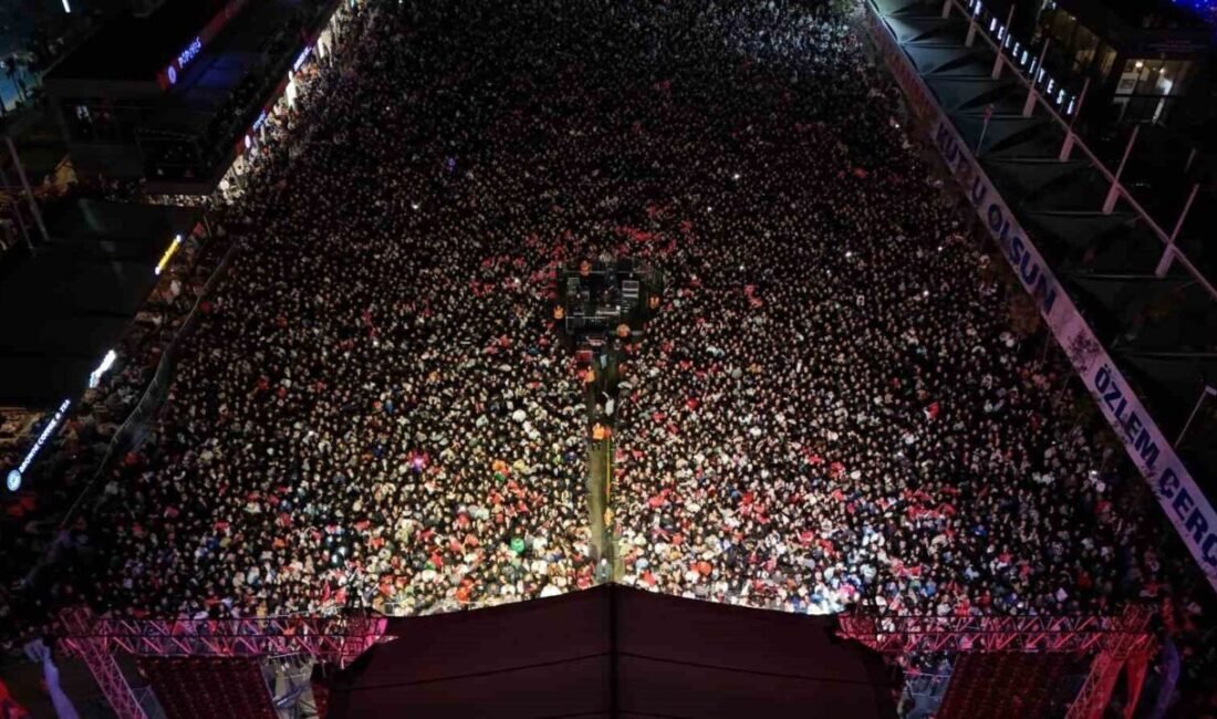 Aydın Büyükşehir’in konserine yoğun ilgi Aydın Büyükşehir Belediyesi tarafından 29 Ekim Cumhuriyet Bayramı dolayısıyla düzenlenen