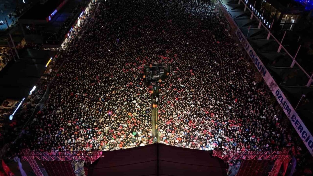 Aydın Büyükşehir’in konserine yoğun ilgi Aydın Büyükşehir’in konserine yoğun ilgi