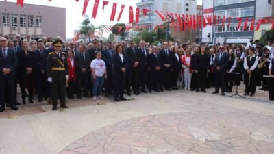 Aydın’da Cumhuriyetin kuruluşunun 102.yıl dönümü dolayısıyla çelenk sunma töreni düzenlendi.