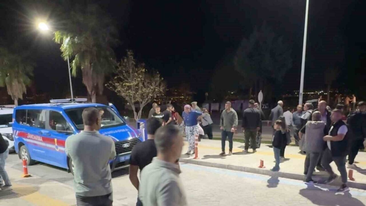 Aydın’da çocuklar yüzünden aileler arasında bıçaklı kavga: 2 yaralı Aydın’da çocuklar yüzünden aileler arasında bıçaklı kavga: 2 yaralı