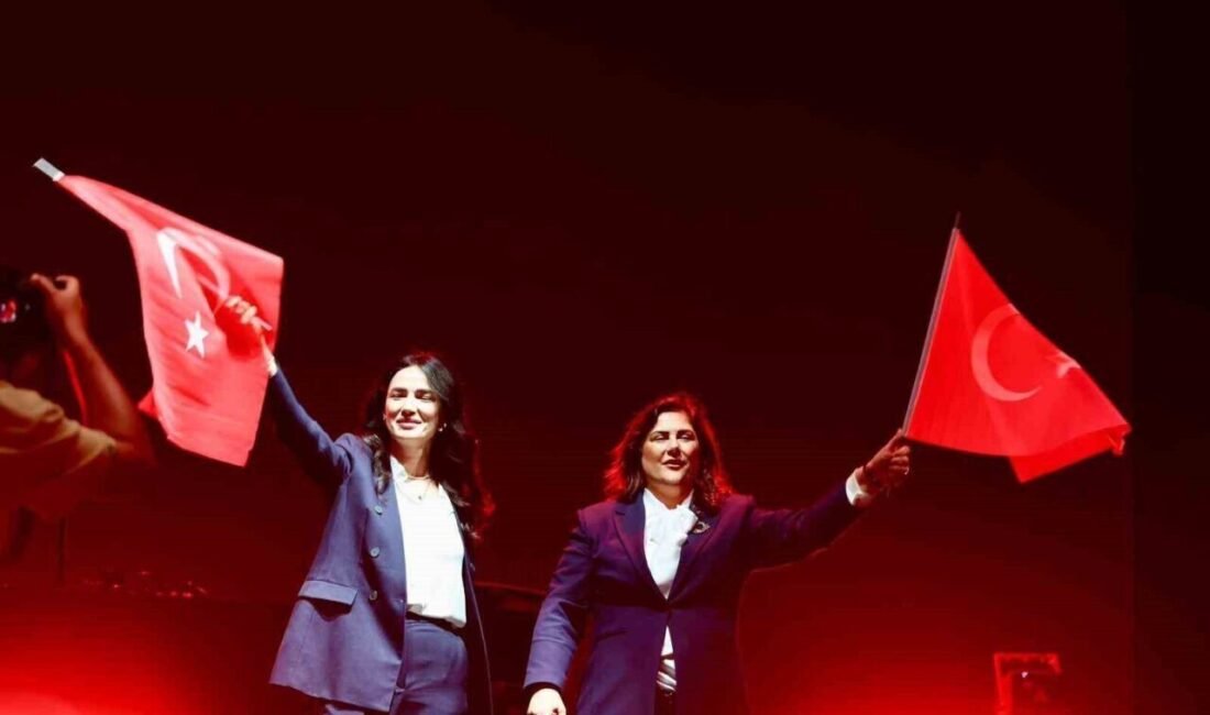 Aydın’da Cumhuriyet coşkusu: 60 bin kişi Aydınfest’in finalinde buluştu Aydın’da Cumhuriyet’in 102. yılı büyük bir coşkuyla kutlanırken, Aydın Büyükşehir