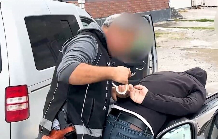 Aydın’ın Söke ilçesinde narkotik ekiplerinin filmleri aratmayan operasyonunda 11,2 kilogram