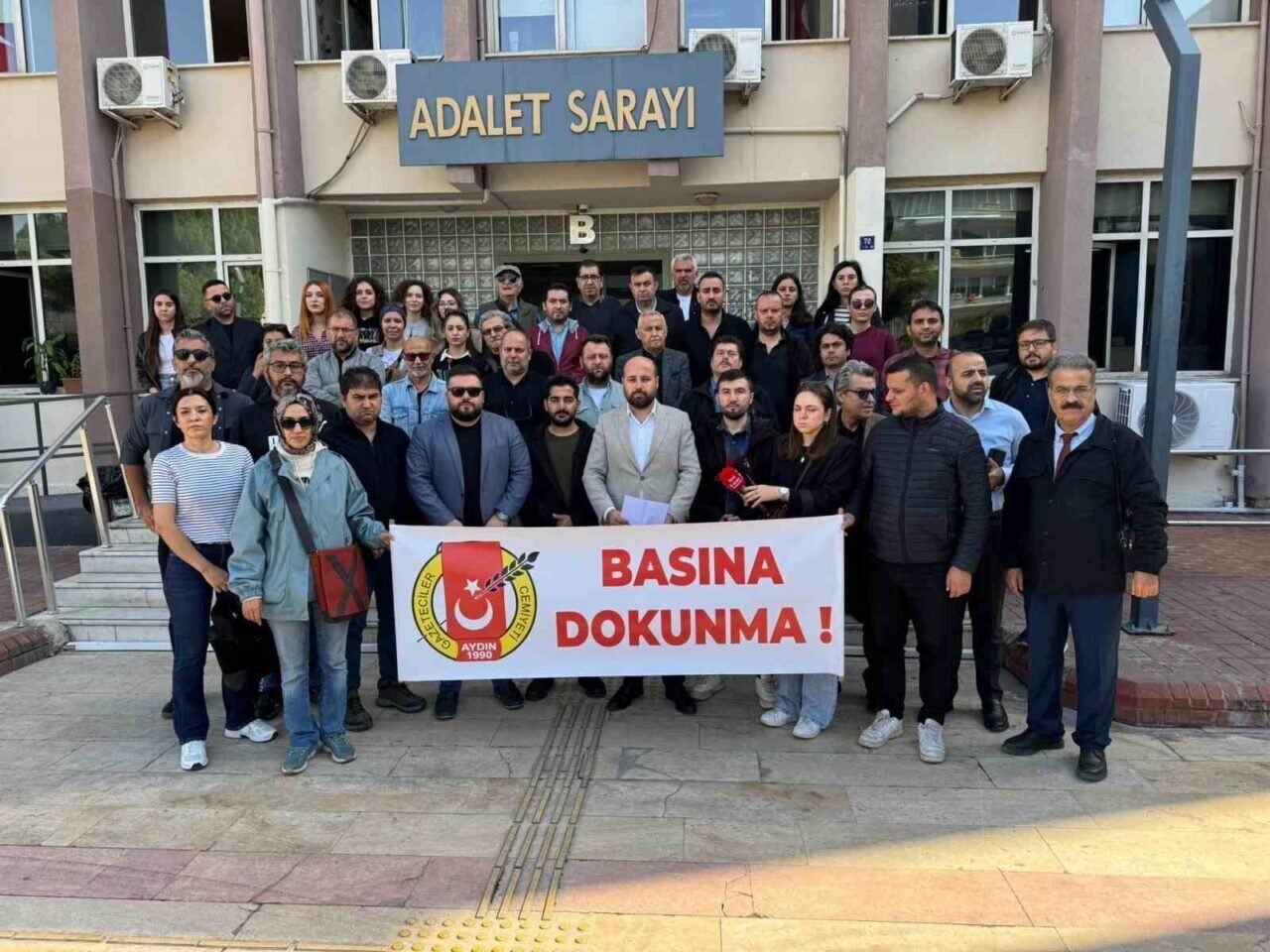 Aydın’da gazeteciler, meslektaşlarına destek için bir araya geldi Aydın’da gazeteciler, meslektaşlarına destek için bir araya geldi