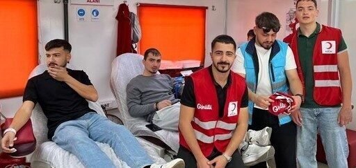 Aydın’da gönüllü öğrencilerden kan bağışı Aydın’ın Yenipazar ve Karacasu ilçesinde yurtlarda kalan öğrenciler kan bağışında
