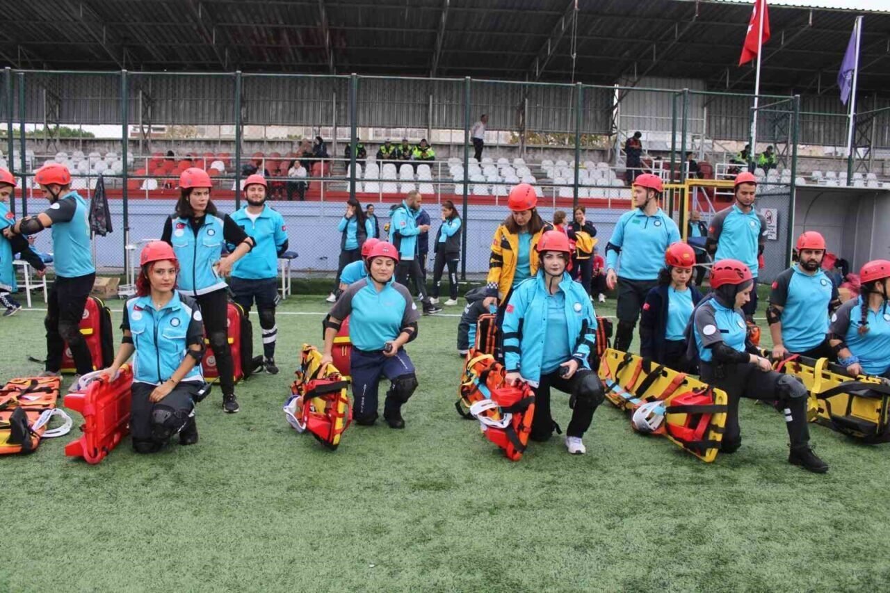 Aydın’da helikopterli kurtarma tatbikatı gerçeğini aratmadı: Tribün çökmesi senaryosunda zamanla yarıştılar