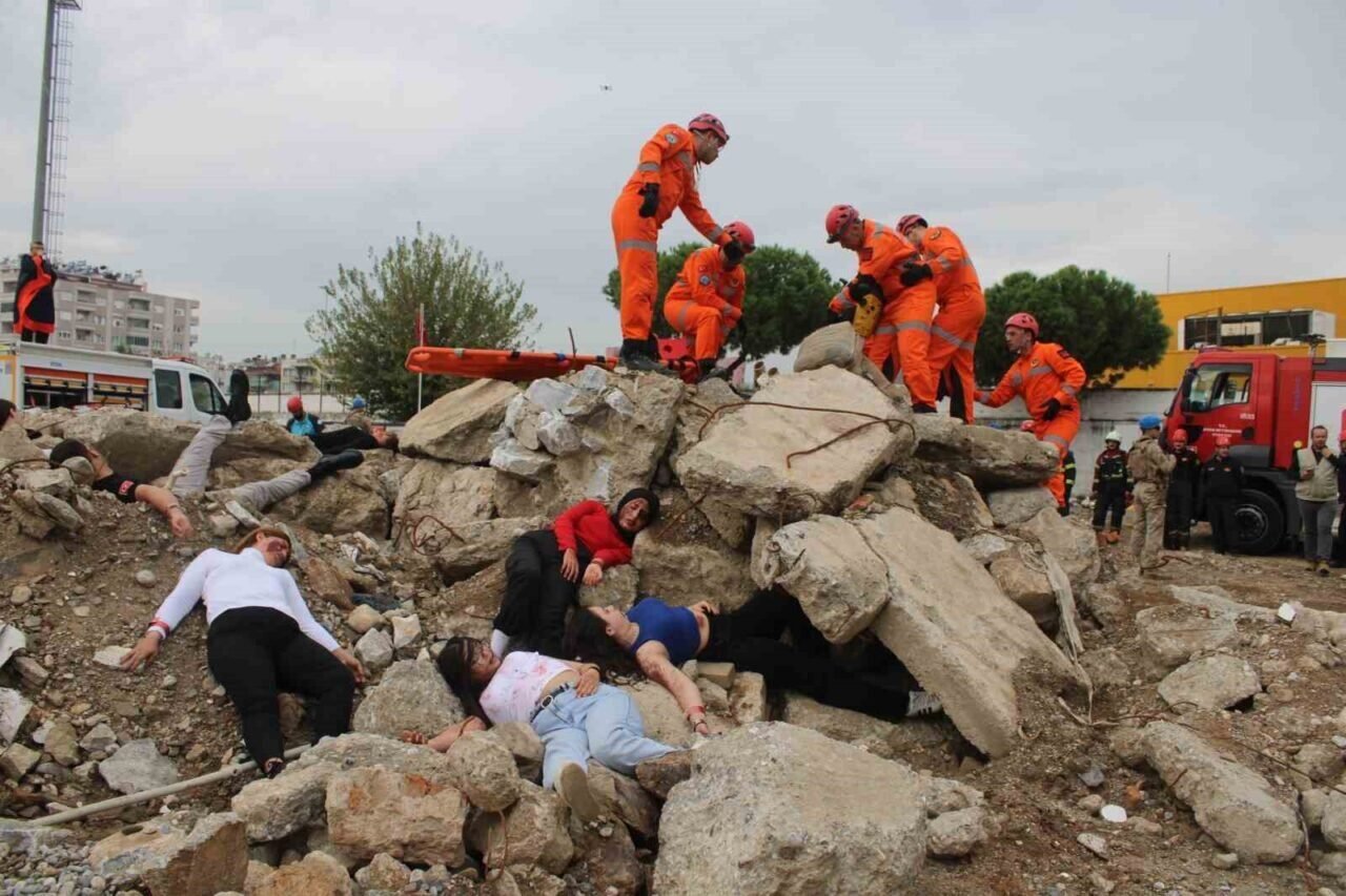 Aydın’da helikopterli kurtarma tatbikatı gerçeğini aratmadı: Tribün çökmesi senaryosunda zamanla yarıştılar