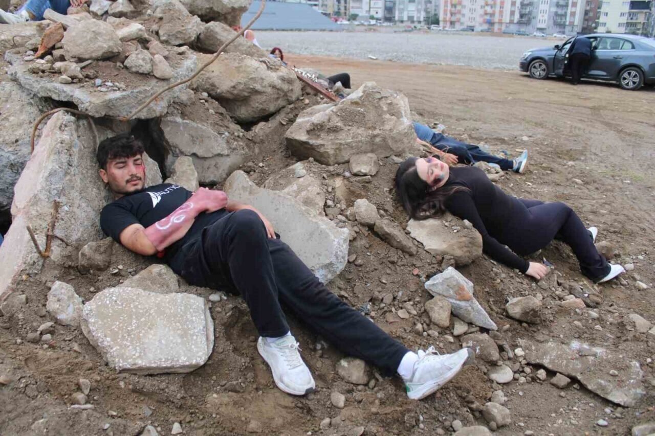 Aydın’da helikopterli kurtarma tatbikatı gerçeğini aratmadı: Tribün çökmesi senaryosunda zamanla yarıştılar