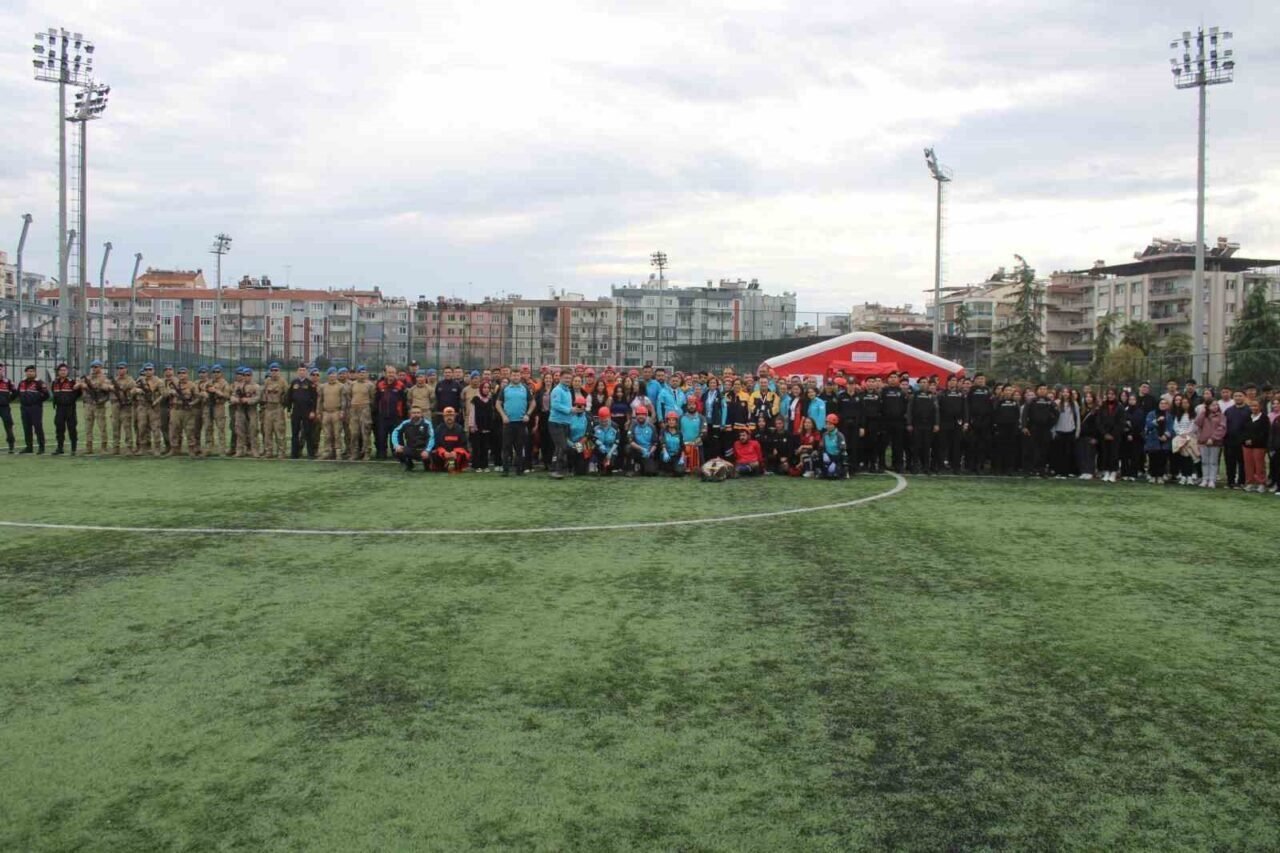 Aydın’da helikopterli kurtarma tatbikatı gerçeğini aratmadı: Tribün çökmesi senaryosunda zamanla yarıştılar