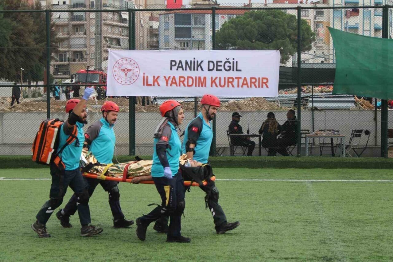 Aydın’da helikopterli kurtarma tatbikatı gerçeğini aratmadı: Tribün çökmesi senaryosunda zamanla yarıştılar