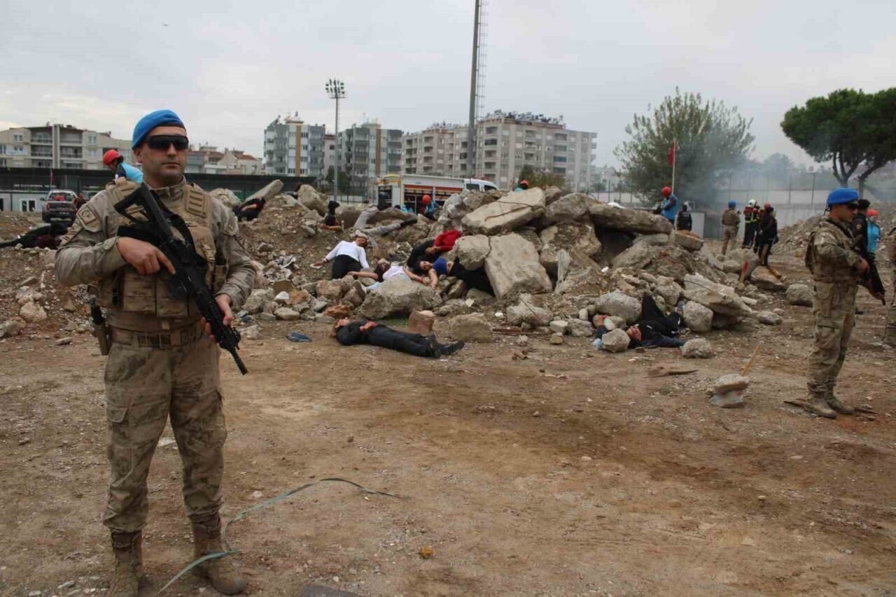 Aydın’da helikopterli kurtarma tatbikatı gerçeğini aratmadı: Tribün çökmesi senaryosunda zamanla yarıştılar