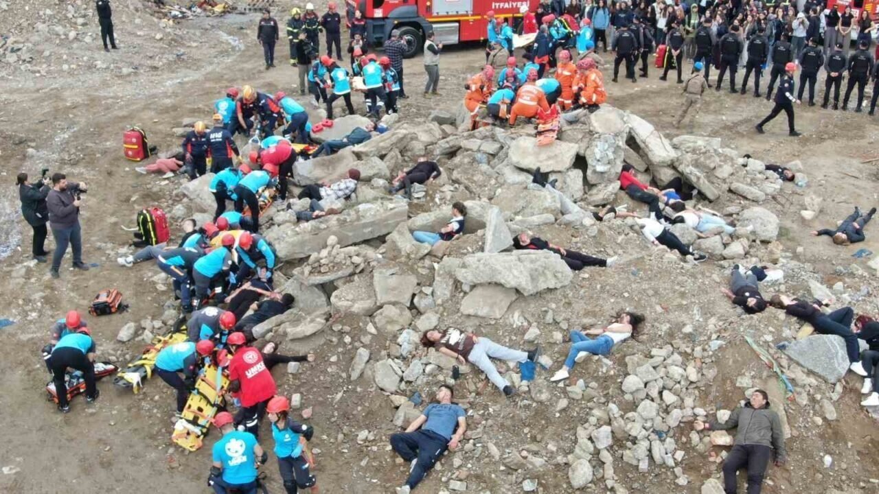 Aydın’da helikopterli kurtarma tatbikatı gerçeğini aratmadı: Tribün çökmesi senaryosunda zamanla yarıştılar