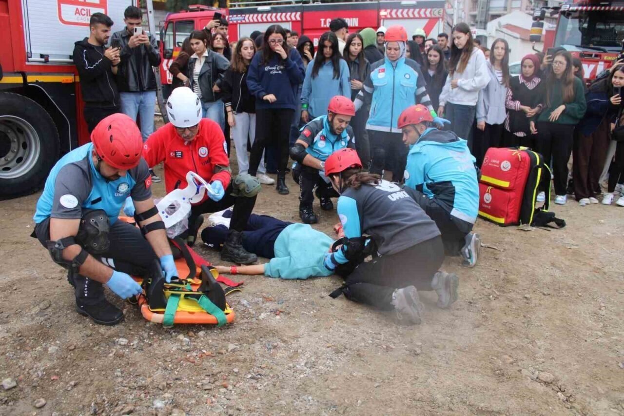 Aydın’da helikopterli kurtarma tatbikatı gerçeğini aratmadı: Tribün çökmesi senaryosunda zamanla yarıştılar