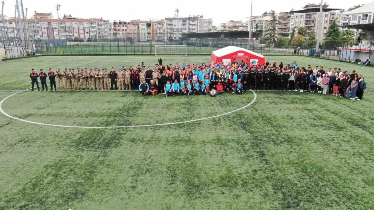 Aydın’da helikopterli kurtarma tatbikatı gerçeğini aratmadı: Tribün çökmesi senaryosunda zamanla yarıştılar