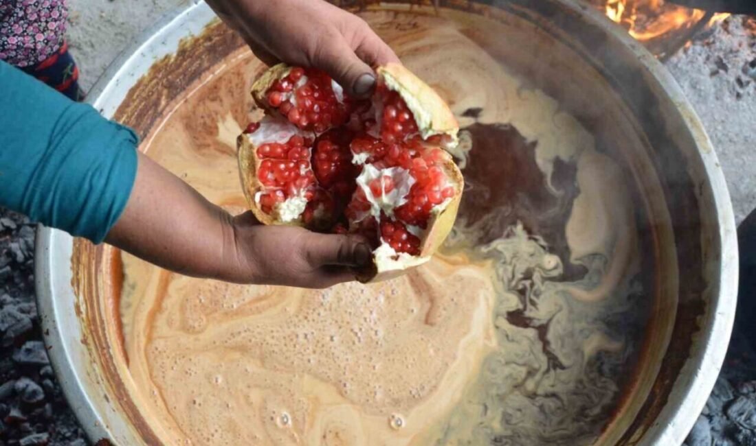 Aydın’da narlar geleneksel yöntemle ekşiye dönüşüyor Aydın’ın Efeler ilçesi Dağeymiri Mahallesi’nde nar ekşisi üretimi, dededen kalma