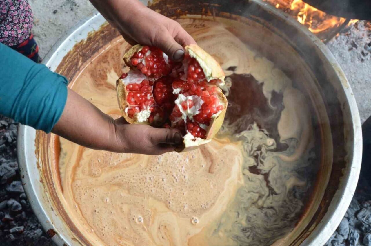 Aydın’da narlar geleneksel yöntemle ekşiye dönüşüyor Aydın’da narlar geleneksel yöntemle ekşiye dönüşüyor