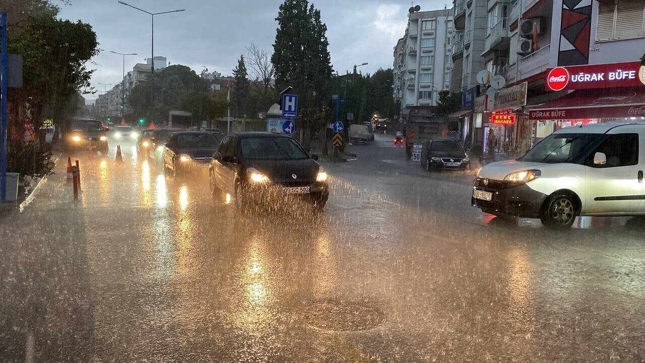Aydın’da sağanak yağmur hayatı olumsuz etkiledi