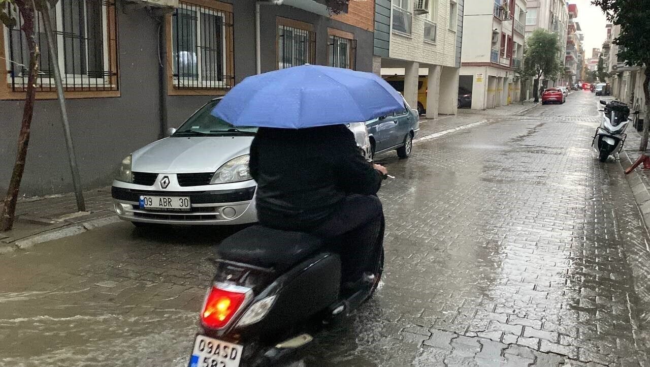 Aydın’da sağanak yağmur hayatı olumsuz etkiledi