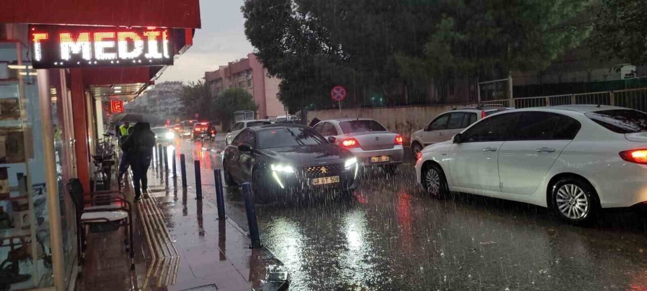 Aydın’da sağanak yağmur yolları dereye çevirdi