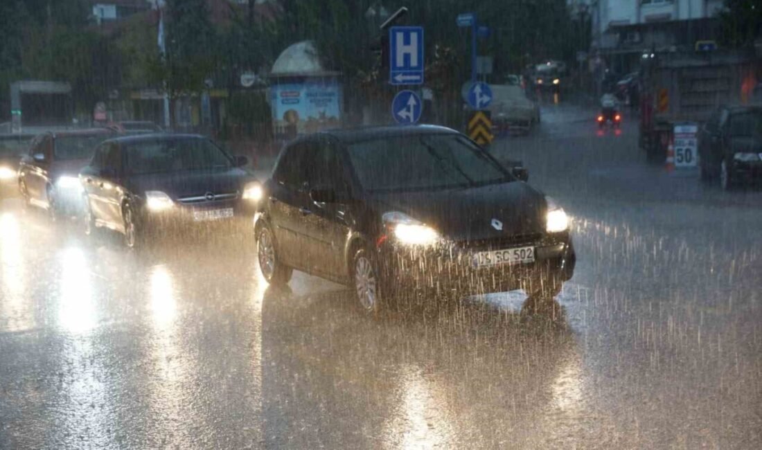 Aydın’da akşam saatlerinde etkili olan sağanak yağış yolları dereye çevirirken,