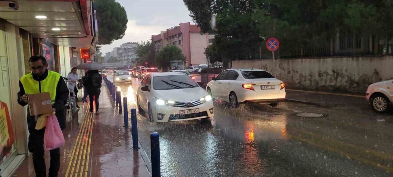 Aydın’da sağanak yağmur yolları dereye çevirdi