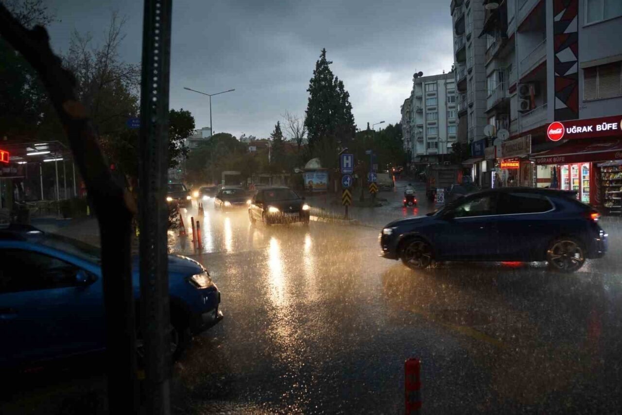 Aydın’da sağanak yağmur yolları dereye çevirdi