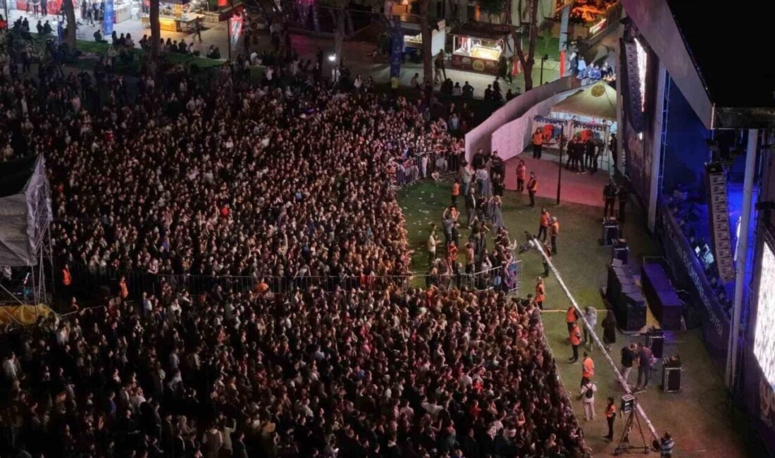 Aydınfest coşkuyla başladı, Tekstil Park doldu taştı Aydın Büyükşehir Belediyesi tarafından düzenlenen Aydınfest Gençlik Festivali, renkli görüntüler