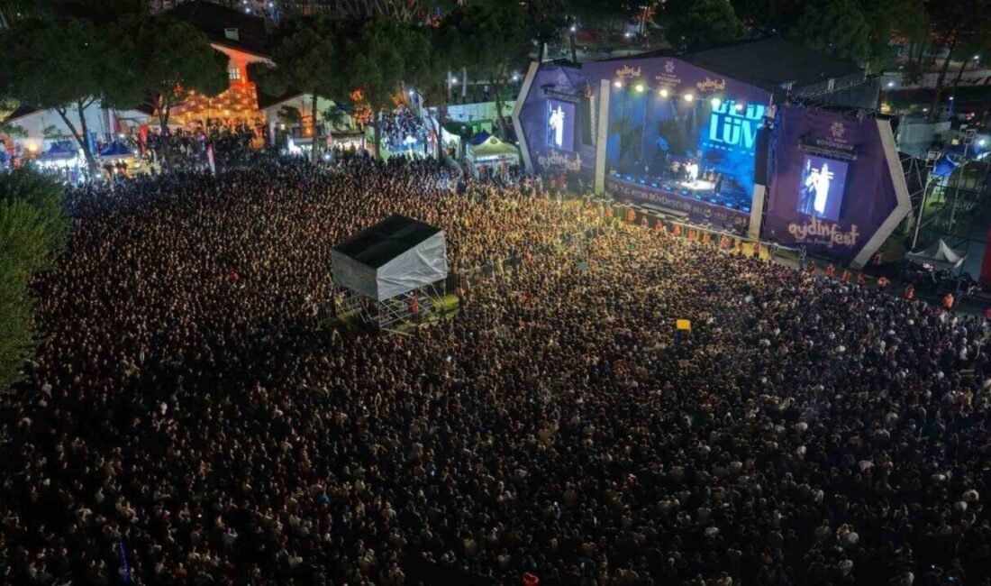 Aydınfest’te 55 bin kişi müzikle buluştu Aydın Büyükşehir Belediyesi’nin düzenlediği Aydınfest Gençlik Festivali, ikinci gününde de