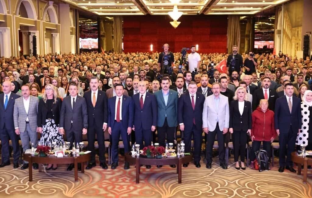 Bakan Işıkhan: “İzmir’in dağlarında çiçekler değil, çöp yığınları büyüyor” Çalışma ve Sosyal Güvenlik Bakanı Vedat Işıkhan, “İzmir çöp dağlarından