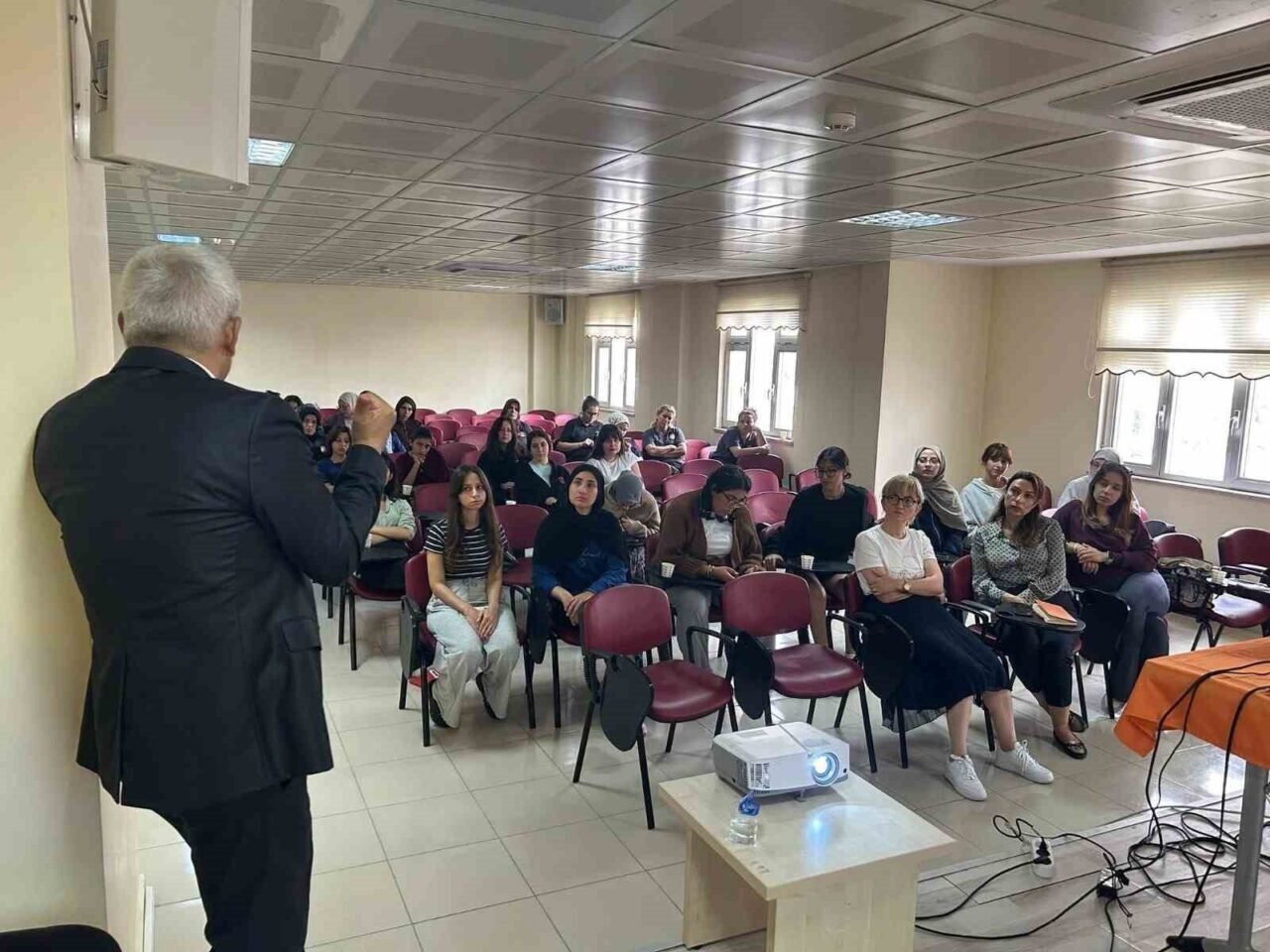 Başhekim Opr. Dr. Mehmet Deniz’den "Kadın Sağlığı ve Hijyen" semineri Başhekim Opr. Dr. Mehmet Deniz’den "Kadın Sağlığı ve Hijyen" semineri