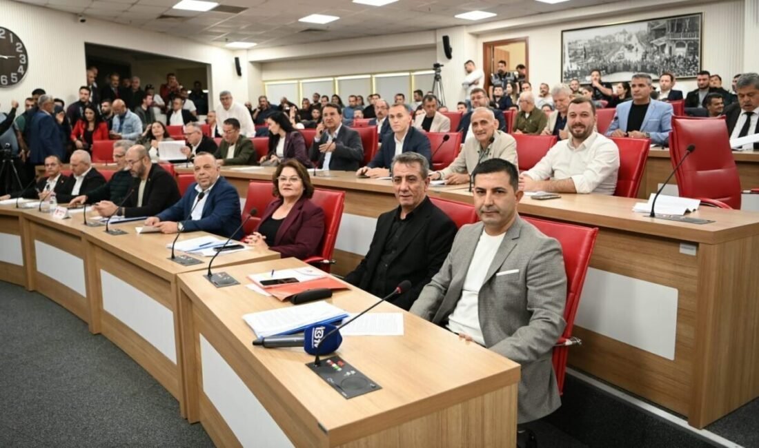 Başkan Günel: ’Büyükşehir’in yükünü alıyoruz’ Kuşadası Belediye Başkanı ve CHP Grup Başkan Vekili Ömer Günel,