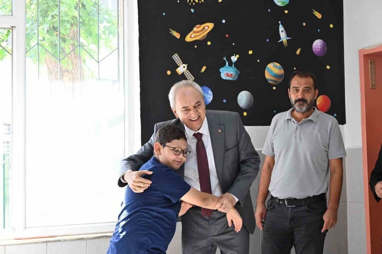 Başkan Kocagöz çeşme talebini yerine getirdi, öğrencilerle birlikte fidan dikti