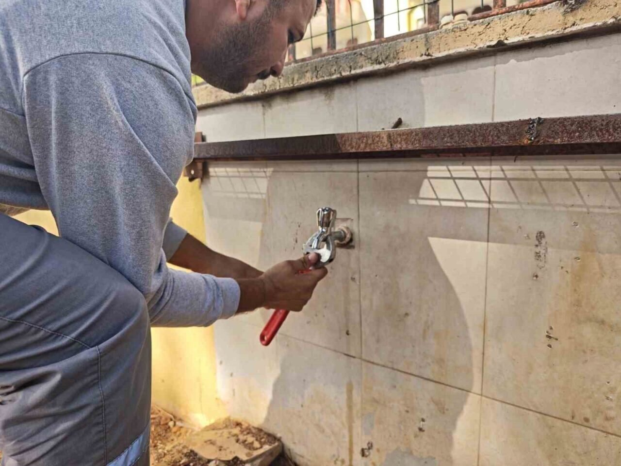 Başkan Kocagöz çeşme talebini yerine getirdi, öğrencilerle birlikte fidan dikti